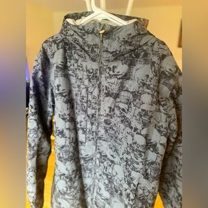 686 Snowboard jacket with skull pattern. Like new.
